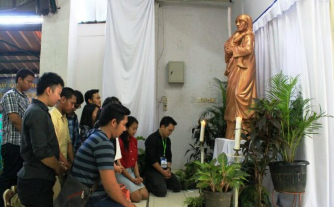 sekumpulan-omk-paroki-cikarang-berdoa-di-hadapan-patung-santa-teresa
