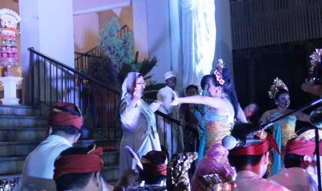 Sebagian peserta Asian Liturgy Forum menari â€œJogetâ€ bersama beberapa penari dari Sanggar Bhakti Budaya. (HIDUP/Antonius E. Sugiyanto)