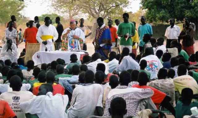 Mgr Cesare Mazzolari MCCI sedang merayakan Misa bersama umatnya di Sudan Selatan. (www.kirche-in-not.de)