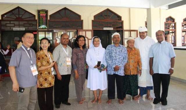 Tokoh agama Katolik peserta Asian Liturgy Forum bersama imam Masjid Ibnu Batuta dan I Wayan Solo. (HIDUP/Antonius E. Sugiyanto)