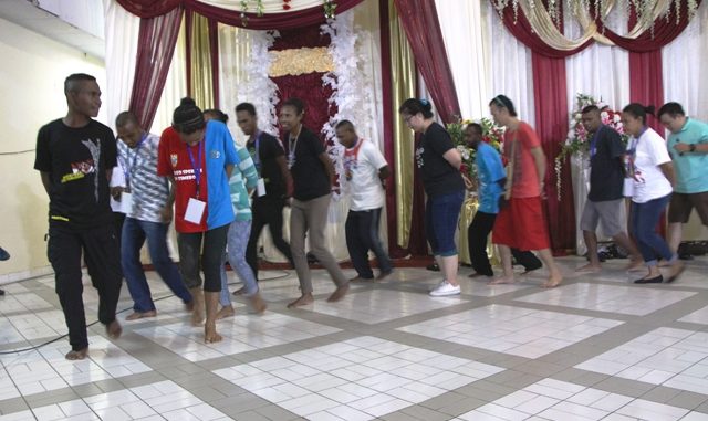 Kontingen Agats bersama OMK Paroki Ignatius, Manado. (HIDUP/Edward Wirawan)