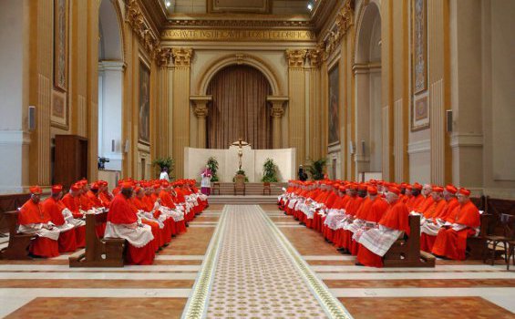 Para Kardinal sedang menunggu untuk bertemu dengan Paus[mileschristi.blogspot.com]