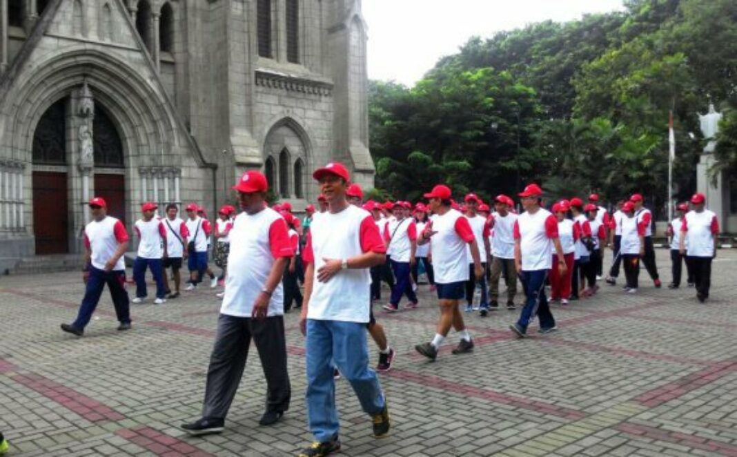 para-peserta-peringatan-hut-ri-ke-71-karyawan-kompleks-katedral