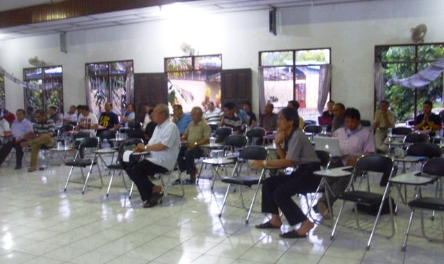 Uskup Manado Mgr Josef Suwatan MSC dan Sekretaris Keuskupan Manado Pastor John Montolalu Pr (kedua dan pertama dari kanan) serius mendengarkan pemaparan dari para pastor. (HIDUP/Lexie Kalesaran)