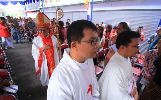 Uskup Agung Jakarta, Mgr Suharyo saat hendak masuk ke Gereja â€˜Rukoâ€™ Santa Clara, Bekasi Utara[HIDUP/A. Aditya Mahendra]