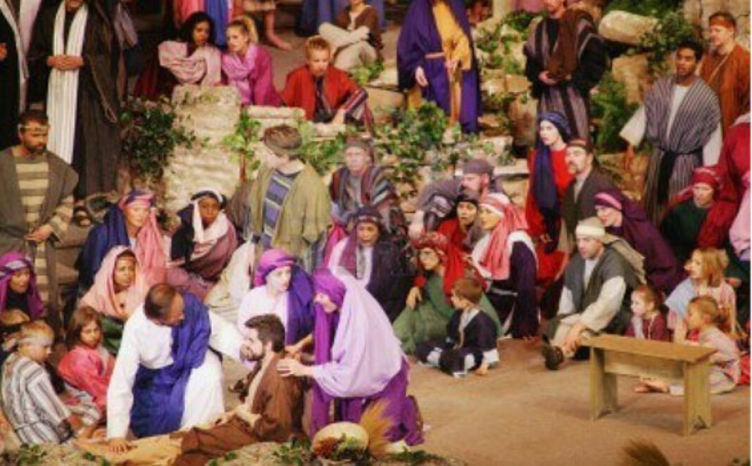 yesus-menyembuhkan-orang-sakit-kusta-di-depan-orang-banyak