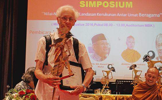 Romo Franz Magnis-Suseno SJ usai menerima wayang dan piagam sebagai cendera mata dalam Simposium nilai-nilai Pancasila.[HIDUP/Stefanus P. Elu]