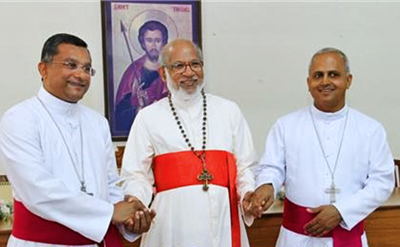 Ki-ka: Mgr Stephen Chirappanath, Kardinal George Alencherry, dan Mgr Joseph (Benny Mathew) Srampickal.[bishopcampbellsblog.wordpress.com]