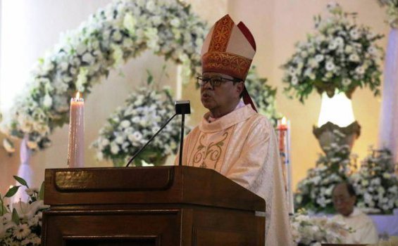 Mgr Ignatius Suharyo sedang berkhotbah dalam Misa Requiem Mgr Pandoyoputro OCarm.[Dok. FB Pusat Informasi Tahbisan Uskup Malang 2016]