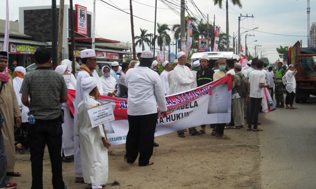 Para pendemo MSUIB bergelombang hadir di lokasi pembangunan gereja St Clara Bekasi Utara. (HIDUP/A. Nendro Saputro)