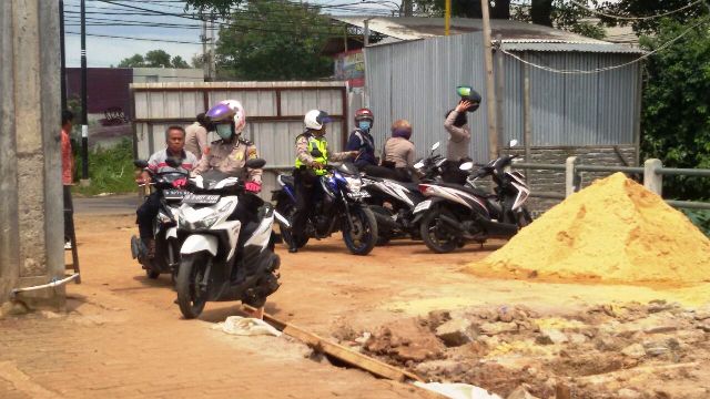 Beberapa personil kepolisian hadir di lahan proyek gereja St Clara. (HIDUP/A. Nendro Saputro)