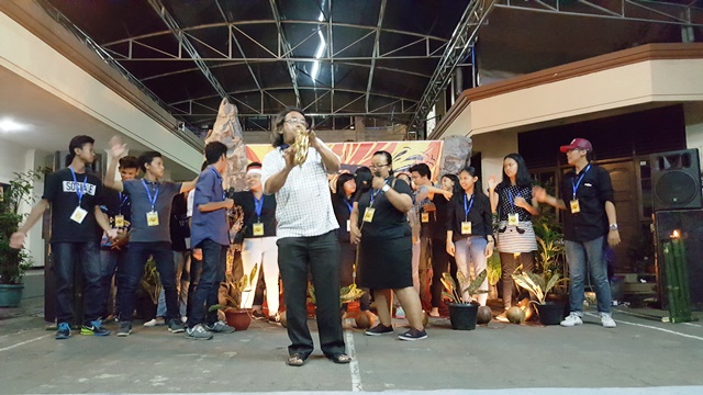 Pastor Rekan Paroki Kristus Raja Ungaran Romo Aloysius Budi Purnomo meramaikan acara dengan tiupan saksoponnya. (Ist).