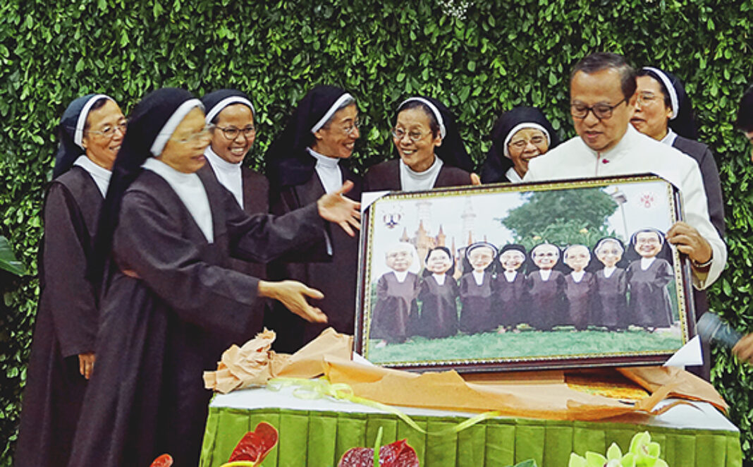 kabar-jakarta-mgr-suharyo-menyerahkan-karikatur-kepada-suster-ocd-juli-2016-majalah-hidup