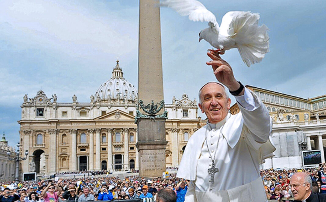 mancanegara-paus-fransiskus-melepaskan-merpati-di-lapangan-st-petrus-vatikan-mei-2016-majalah-hidup