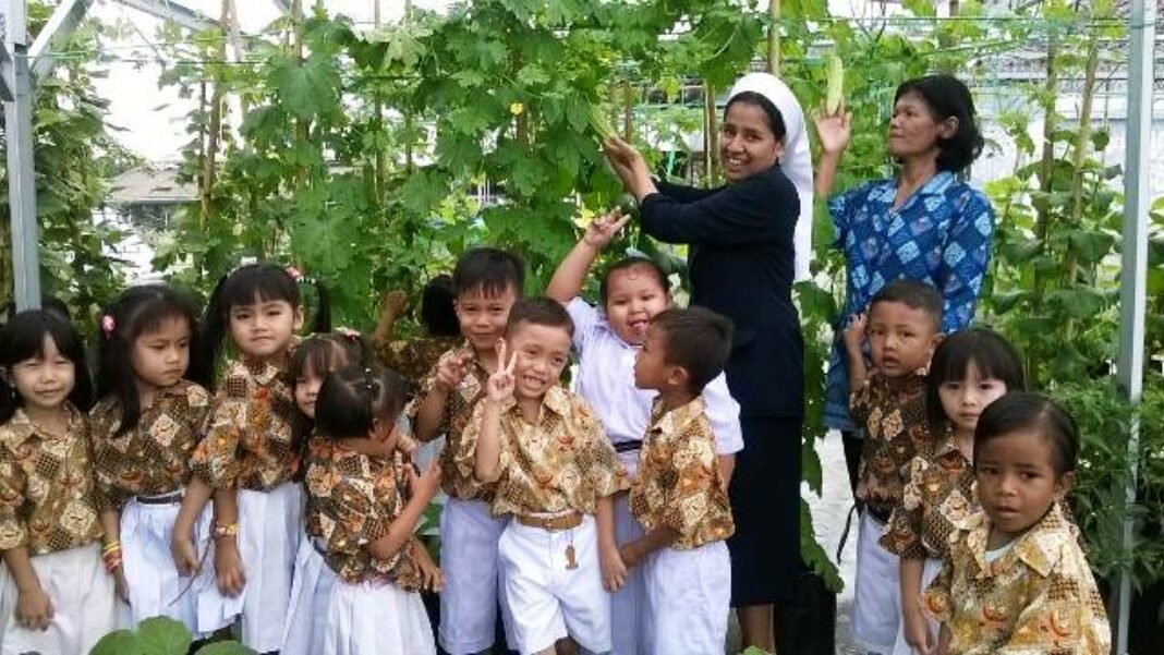 1-anak-anak-tk-xaverius-lubuklinggau-selalu-bersemangat-diajak-ke-kebun-yang-terletak-di-atas-atap