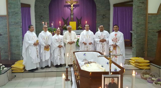Para Romo yang memimpin Misa Reuqiem Romo Koelman SJ bersama Kardinal Darmaatmadja SJ berfoto bersama di depan peti jenazah Romo Koelman SJ. (Ist).