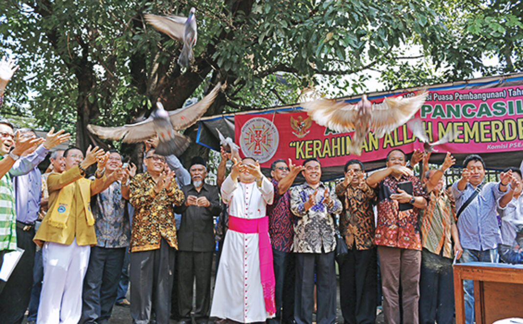 kabar-jakarta-mgr-suharyo-dan-tokoh-agama-melepas-burung-mei-2016-majalah-hidup