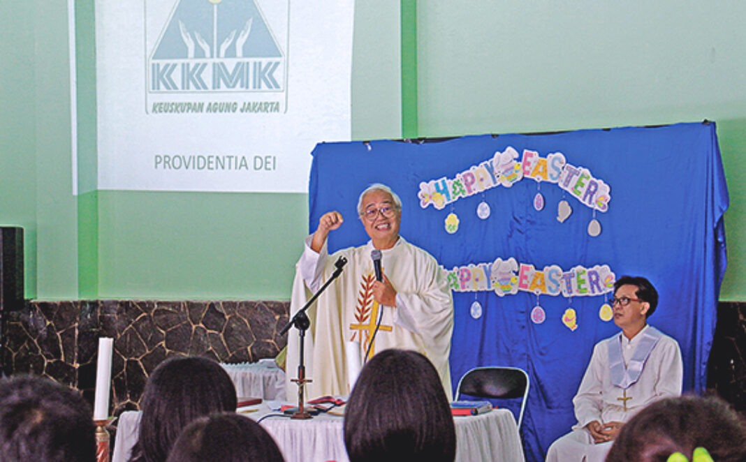 kabar-jakarta-romo-ismartono-dalam-misa-reuni-alumni-kkmk-kaj-april-2016-majalah-hidup