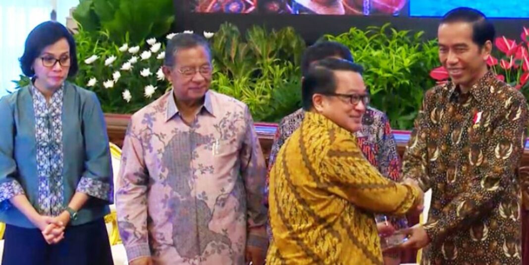 Penghargaan-Presiden-Johannes-Gunawan