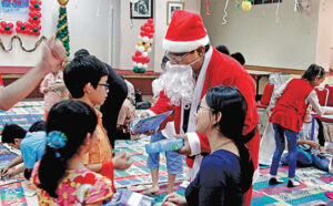 Santa Klaus membagi bingkisan Natal untuk ABK.[HIDUP/Edward Wirawan]