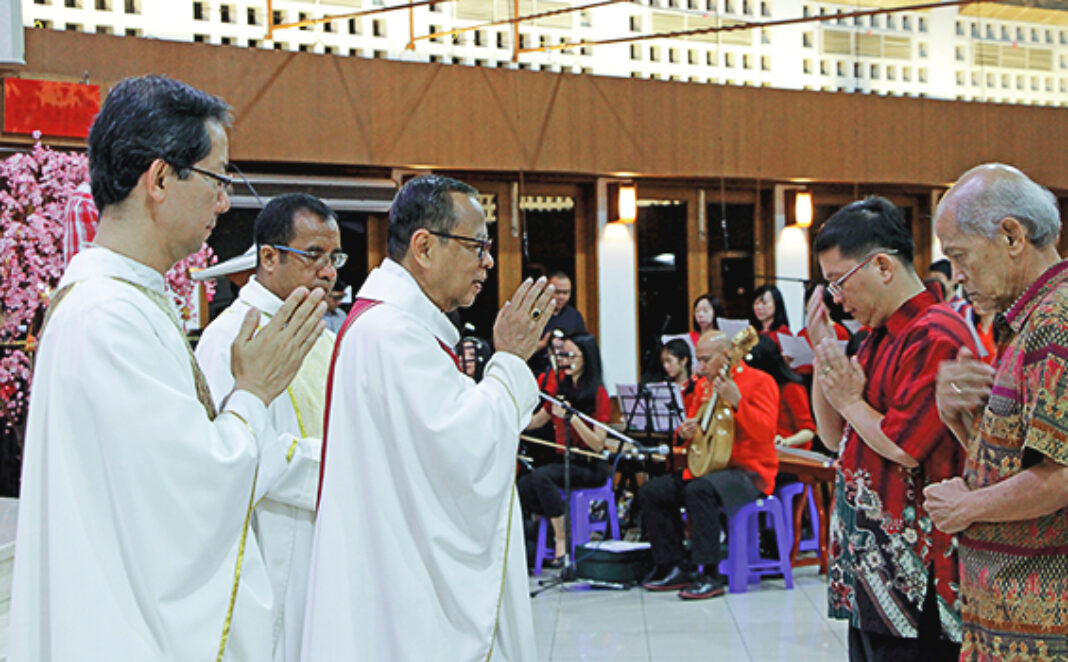 Mgr Suharyo memberkati persembahan di HUT paroki Sunter majalah hidup katolik