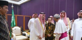 Mengapa Uskup Pakai Busana Ini Saat Bertemu Presiden Jokowi dan Raja Salman?