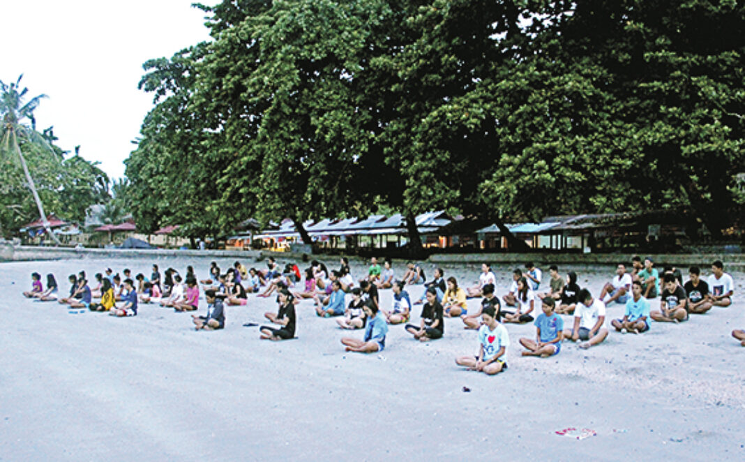 Siswa SMA Xaverius bermeditasi di Pantai Natsepa Ambon majalah hidup katolik