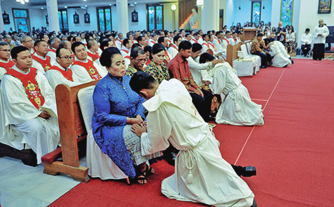 Tahbisan imam di Keuskupan Bogor majalah hidup katolik