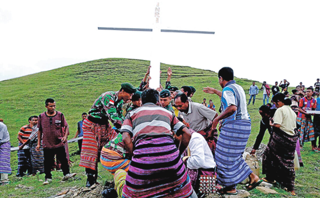 salib umat dan tni majalah hidup katolik