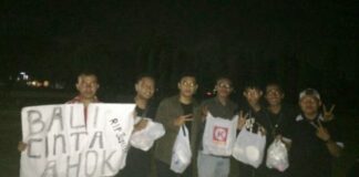 PK Denpasar Bersihkan Sampah Usai Bela Ahok