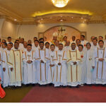 Para diakon dan imam baru bersama Mgr Josef Suwatan dan para imam majalah hidup katolik