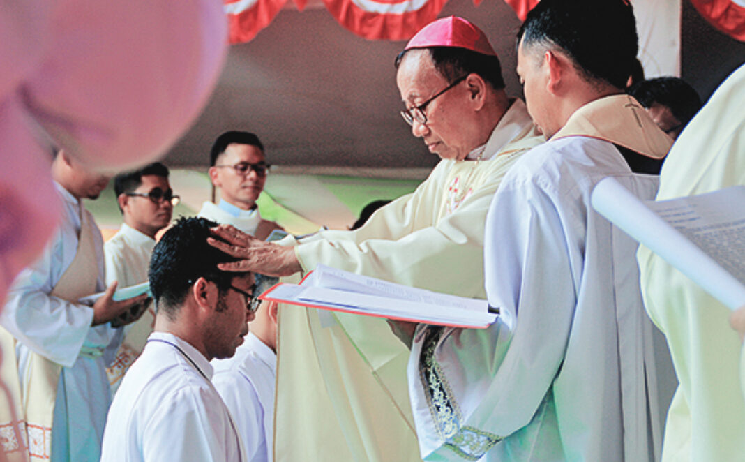 Mgr Sudarso menahbiskan imam dan diakon majalah hidup katolik