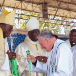 Mgr Telesphore George Mpundu, memberikan medali emas majalah hidup katolik