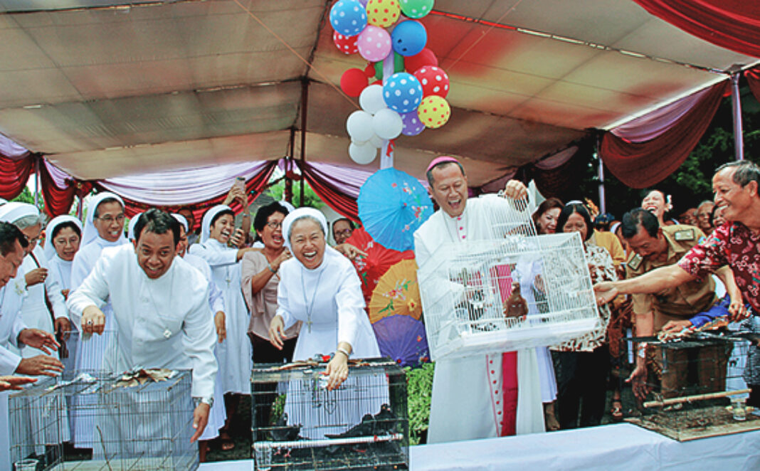 Mgr Yohanes harun melepas merpati majalah hidup katolik