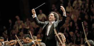 Pertikaian Konduktor Melawan Diktator