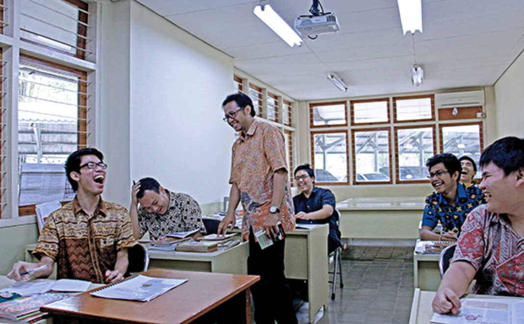 sajut pastor paulus wihardiyanto saat mengajar oktober 2017 hidup katolik