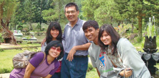 Menyalakan Lilin Dalam Kegelapan