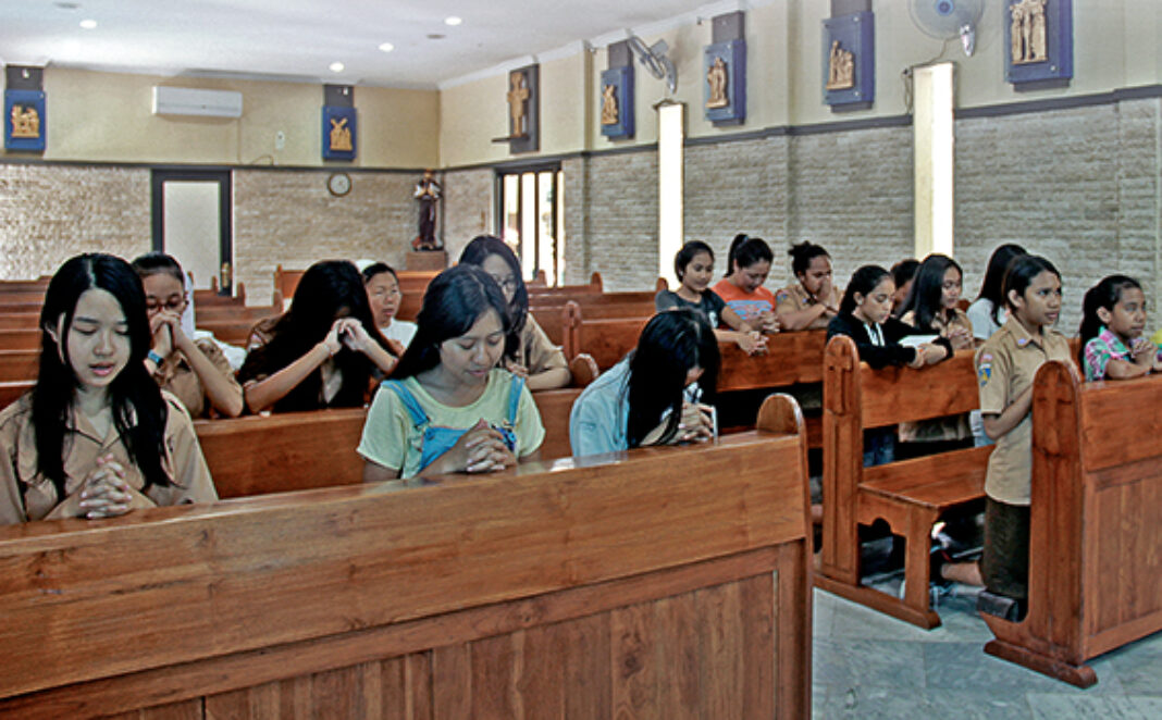 jendela anak sedang berdoa desember 2017 hidup katolik