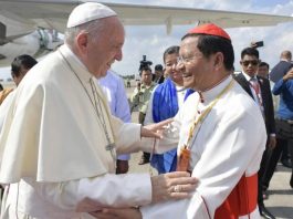 Kardinal Bo menyambut Paus Fransiskus [Dok.AsianNews]