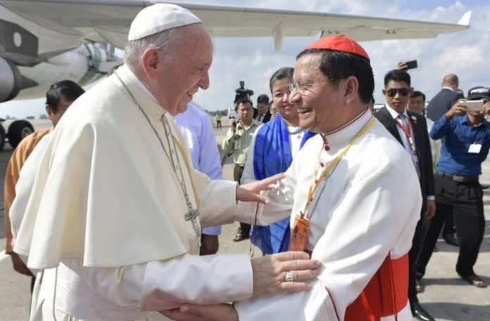 Kardinal Bo menyambut Paus Fransiskus [Dok.AsianNews]