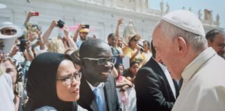 Bertemu Paus, Dewi Mengaku Bahagia Sekali