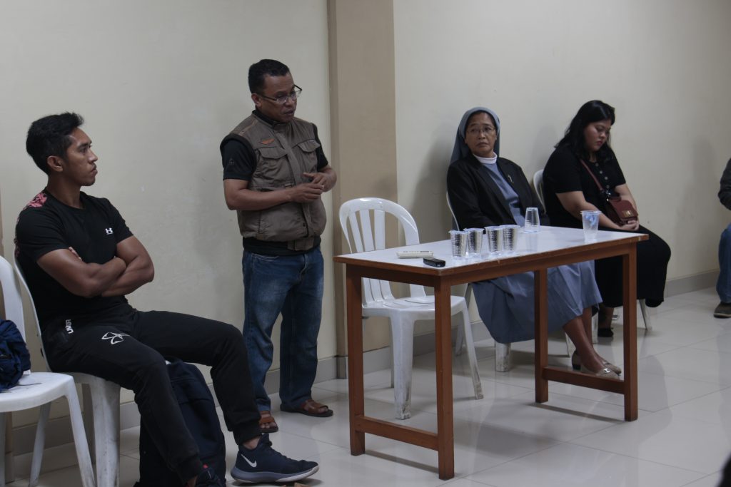 Ketua Yayasan Pendidikan St Paskalis, Pastor Jimmy Hendrick Rance Tnomat OFM (berdiri)