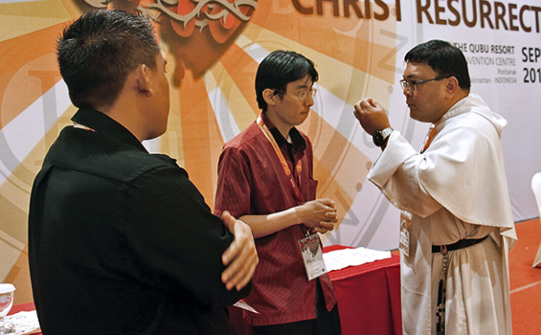 sajut pastor winston sedang berdialog november 2019 hidup katolik