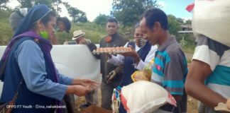 Para Imam SVD dan Suster SSpS Timor Membagi Sembako di Perbatasan RI dan Timor Leste