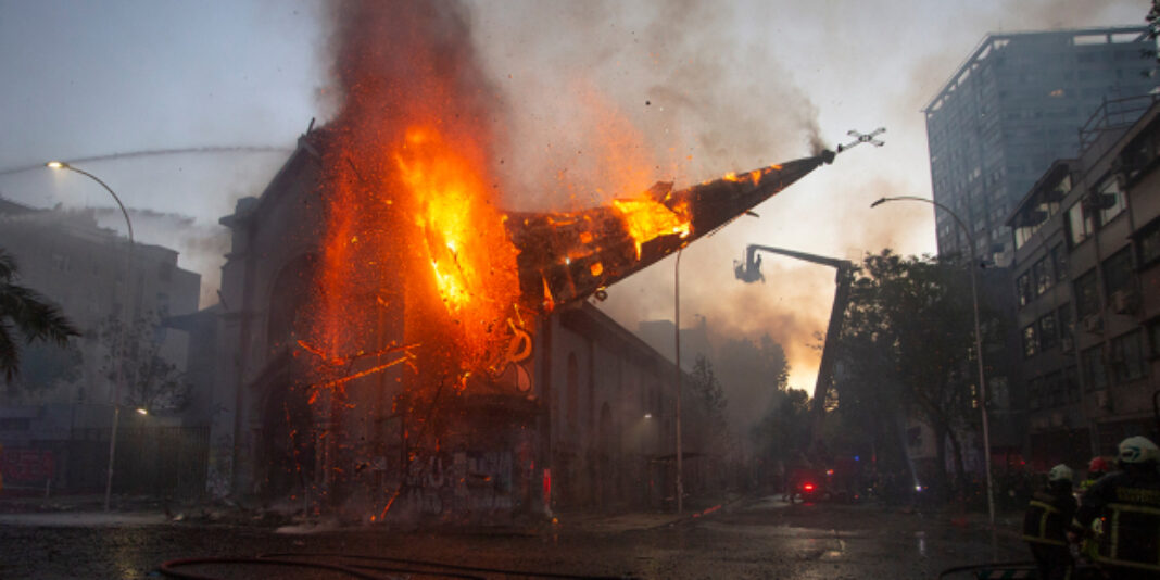 WEB3-CHILE-FIRE-church-of-Asuncion-CRISIS-PROTESTS-AFP-000_8TD6YM