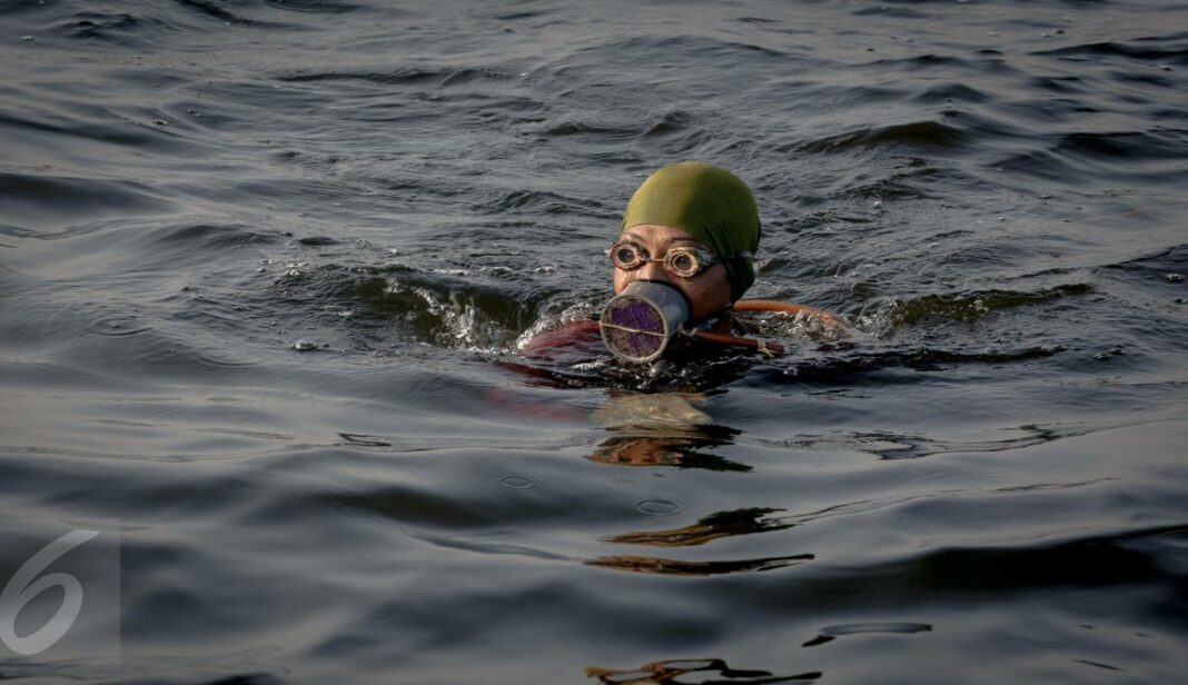 001194200_1491585414-20170407--Perjuangan-Pencari-Kerang-Hijau-di-Pesisir-Cilincing--Faizal-Fanani-07