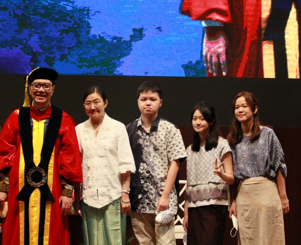 Fransisco Budi Hardiman bersama istri dan tiga anaknya