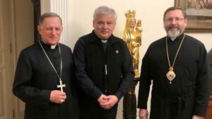 Dari kiri ke kanan: Metropolitan Mokrzycki, Kardinal Krajewski, Mayor Uskup Agung Shevchuk (Dipartimento comunicazione Chiesa greco-cattolica ucraina)