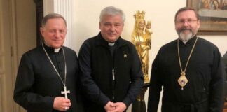 Dari kiri ke kanan: Metropolitan Mokrzycki, Kardinal Krajewski, Mayor Uskup Agung Shevchuk (Dipartimento comunicazione Chiesa greco-cattolica ucraina)