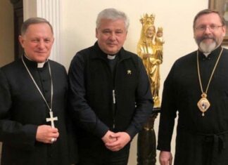 Dari kiri ke kanan: Metropolitan Mokrzycki, Kardinal Krajewski, Mayor Uskup Agung Shevchuk (Dipartimento comunicazione Chiesa greco-cattolica ucraina)
